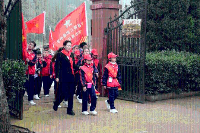 孙俪陪儿子打篮球比赛，12岁等等又长高不少